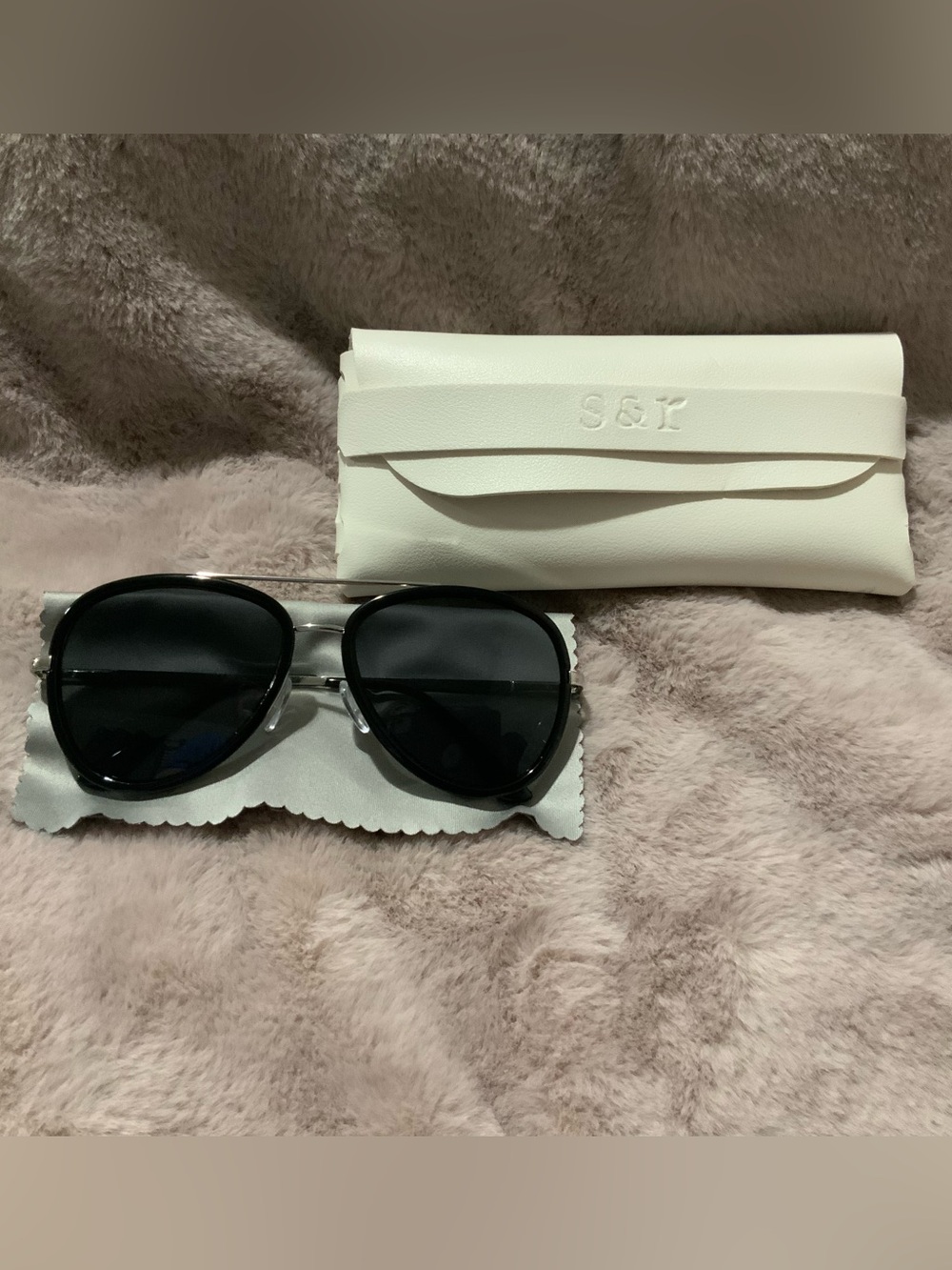 summer & rose Black Aviator Sunglasses with White Case